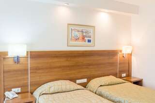 Отель Hotel Burgas Бургас Двухместный номер с 1 кроватью или 2 отдельными кроватями-1