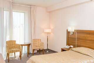 Отель Hotel Burgas Бургас Двухместный номер с 1 кроватью или 2 отдельными кроватями-2