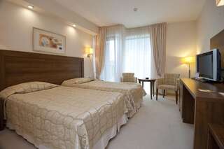 Отель Hotel Burgas Бургас Двухместный номер Делюкс с 1 кроватью или 2 отдельными кроватями-14